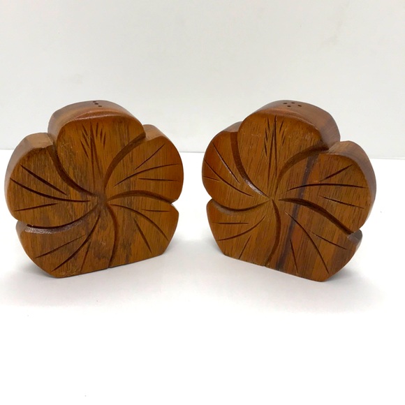 Vintage 1940’s Hawaiian Hibiscus Salt and Pepper Shakers - Picture 2 of 3